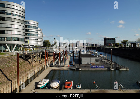 Duisburg, in Germania, il Buerokomplex cinque barche e marina nel porto interno Foto Stock