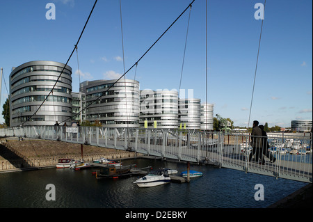 Duisburg, in Germania, sul Buckelbruecke passanti barche sullo sfondo Buerokomplex cinque Foto Stock