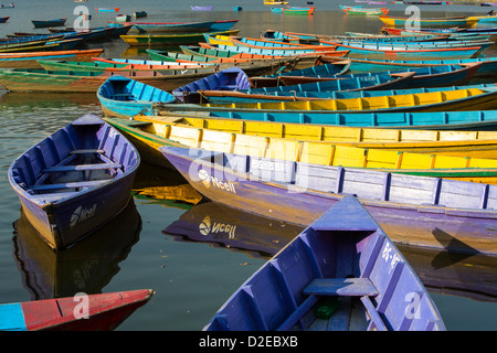 Barche a remi sul lago Phewa, Pokhara, Nepal Foto Stock