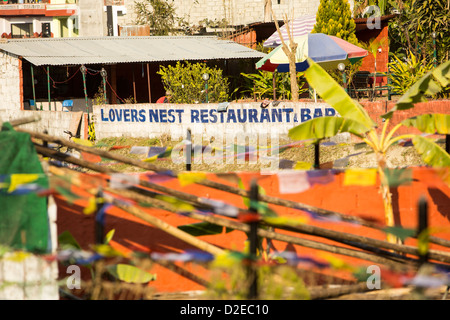 Un ristorante sulle rive del lago Phewa, Pokhara, Nepal Foto Stock