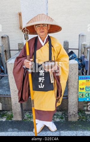 Giappone, Honshu, Kansai di Osaka, Tennoji, Shitennoji Temple, Zen prete buddista raccogliendo elemosine Foto Stock