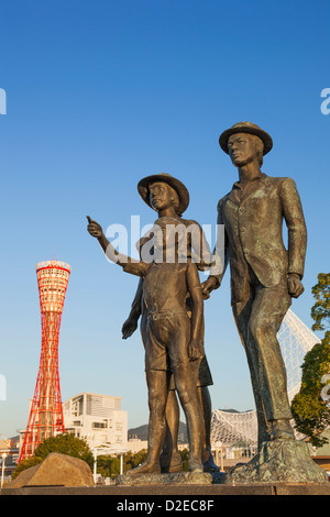 Giappone, Honshu, Kansai, Kobe, immigrati statua commemorativa e Kobe la torre di porto Foto Stock