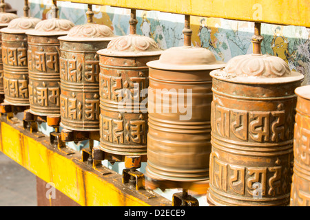 Ruote della preghiera al Boudanath Stupa, uno del santissimo Buddist siti in Kathmandu, Nepal Foto Stock