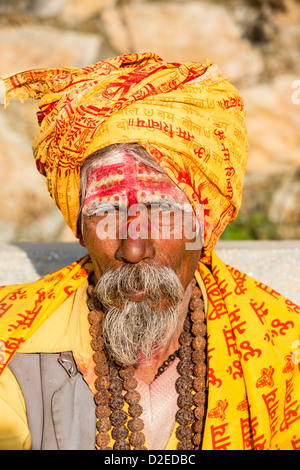 Sadhu o indù uomo santo a Kathmandu, Nepal. Sadhus sono gli uomini che hanno rinunciato a tutto il materiale di allegati Foto Stock