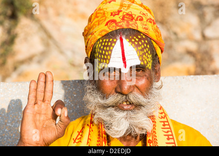 Sadhu o indù uomo santo a Kathmandu, Nepal. Sadhus sono gli uomini che hanno rinunciato a tutto il materiale di allegati Foto Stock