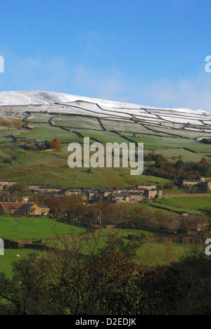 Neve in cima alla collina sopra Gunnerside nel Yorkshire Dales Foto Stock