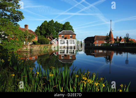 Il laghetto e oast house a Goudhurst nel Kent, Regno Unito Foto Stock