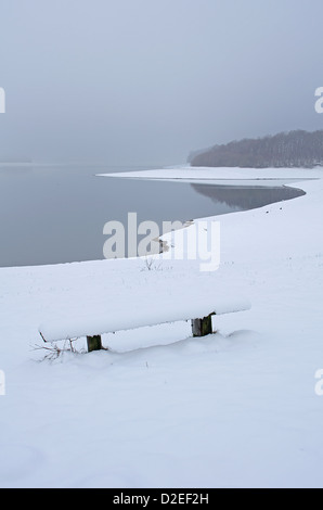 Una sede coperta di neve dal lato acqua Foto Stock