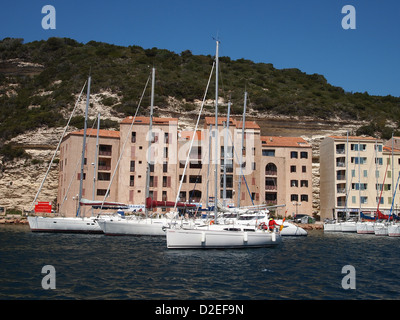 Un sacco di barche nel porto di Bonifacio in Corsica Foto Stock