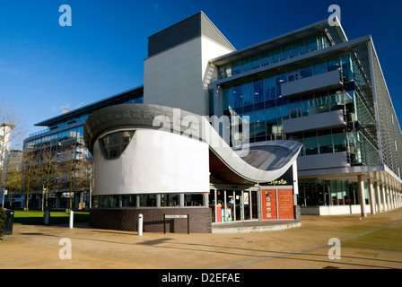 Edificio moderno oltre a floating harbour bristol Inghilterra Foto Stock