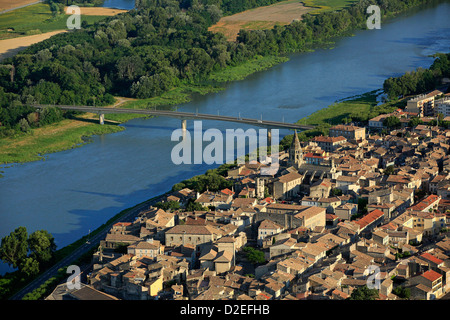 Francia, Ardeche (07), Bourg-Saint-Andéol, situato sulle rive del Rodano, la città vecchia vista aerea (foto aeree) Foto Stock