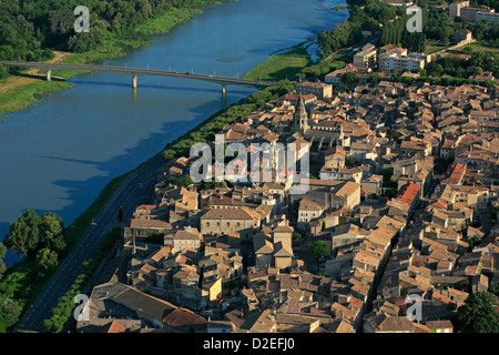 Francia, Ardeche (07), Bourg-Saint-Andéol, situato sulle rive del Rodano, la città vecchia vista aerea (foto aeree) Foto Stock