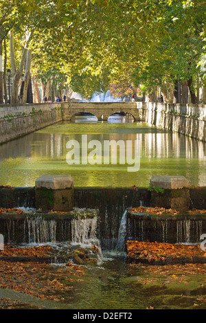 Francia, Gard (30), Nimes, Les Jardins de la Fontaine, il canale con il getto di acqua in autunno Foto Stock