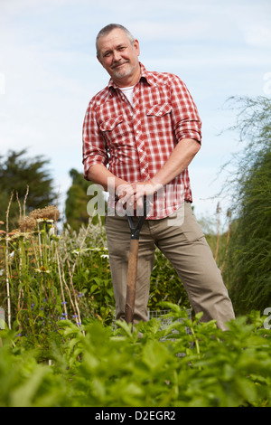 Ritratto di uomo maturo scavando nel giardino riparto Foto Stock