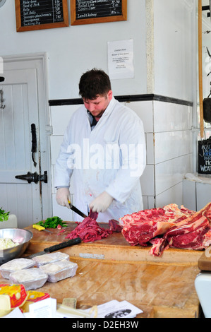 Macellaio di tritare la carne a una colomba & Figlio macellerie, Northcote Road, Clapham Junction, Battersea, Londra, SW11 Foto Stock
