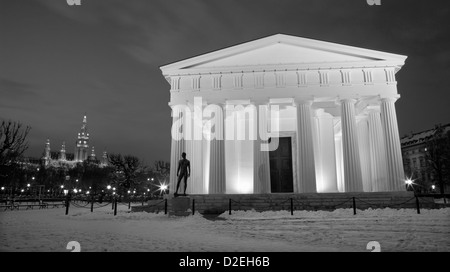 Vienna - Volksgarten. Teseo tempio da anni 1819 bis 1823 da Peter von Nobile e municipio in background Foto Stock