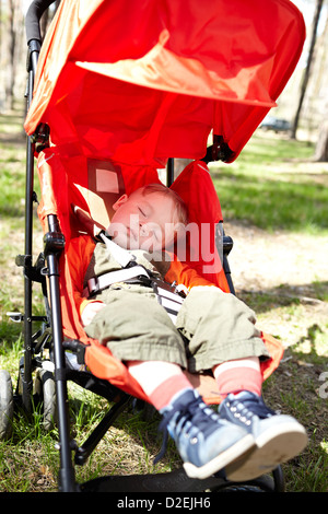 Little Boy dormire nel passeggino. Foto Stock