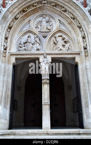 VIENNA - 13 febbraio: portale principale da st. Elisabetta di Ungheria neo gotico chiesa il 13 febbraio 2010 a Vienna. Foto Stock