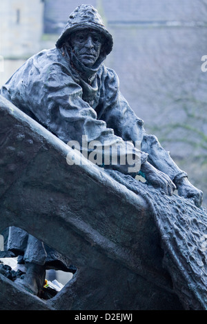 Grimsby, North East Lincolnshire, Inghilterra, Regno Unito. Una statua commemorativa per i pescatori della città che sono persi in mare Foto Stock