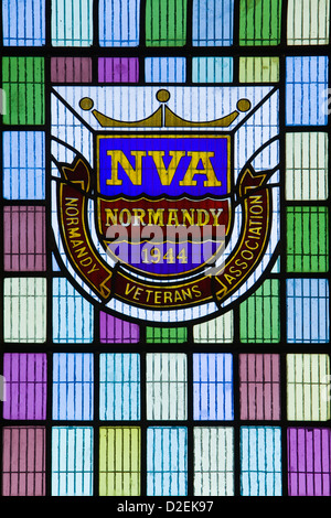 La Chiesa di San Pietro, Cleethorpes, North East Lincolnshire, Inghilterra, Regno Unito. 9 gennaio 2013. Le finestre di vetro macchiate all interno della chiesa Foto Stock