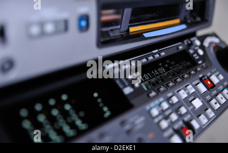 Close-up del pannello anteriore del professional Digital Betacam registratore video. Dof poco profondo. Visualizza, equalizzatore, pulsanti. Foto Stock