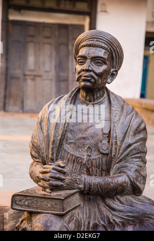 La scultura di un famoso poeta, visto sul patrimonio a piedi, Ahmedabad, Gujarat, India Foto Stock