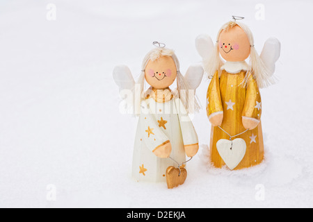 Due di legno decorativo angeli della neve. Foto Stock