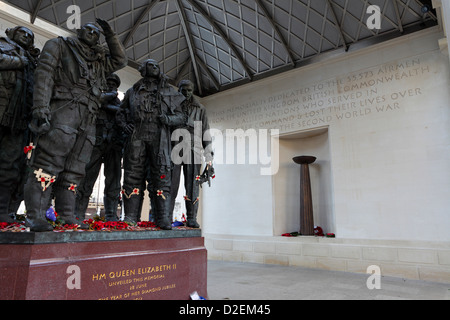 La RAF Bomber Command Memorial,situato all'estremità occidentale del Green Park è stato inaugurato da Sua Maestà la Regina Elisabetta II. Foto Stock