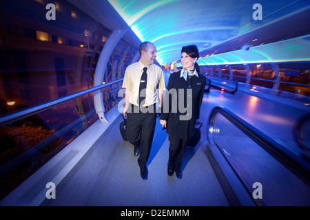 Air Atlanta Icelandic air hostess all'Aeroporto di Manchester all'interno del tubo skylink Foto Stock