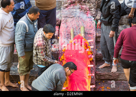 Un funerale indù al tempio di Pashupatinath, un tempio indù del signore Shiva si trova sulle rive del fiume Bagmati Kathmandu, Nepal Foto Stock