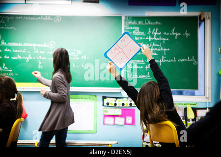 Reportage in Les Hélices Vertes scuola primaria in Cerny, Francia. Anno 5 Anno 6 multi-livello di classe. Foto Stock