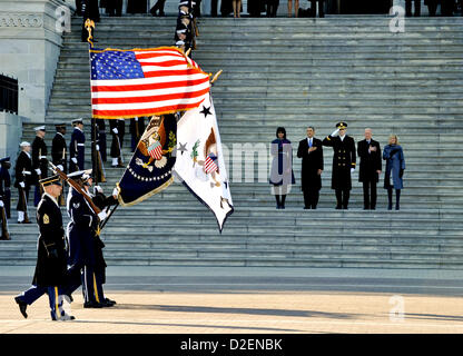 Il Comune di Forze Armate Color Guard esegue un pass e di esaminare come il Presidente Barack Obama e la First Lady Michelle Obama, Vice presidente Joe Biden e la moglie Jill Biden partono il Campidoglio US per la parata di inaugurazione giù in Pennsylvania Avenue, la Casa Bianca, il 21 gennaio 2013 a Washington, DC. Foto Stock