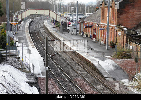 Stazione ferroviaria di Johnstone, Renfrewshire, Scozia, Regno Unito, martedì, 22 gennaio 2013. La stazione è insolitamente tranquilla a seguito di un incendio nello stabilimento di riciclaggio della WRC a Johnstone, Renfrewshire, causando cancellazioni, ritardi e revisioni dei servizi sulla linea tra Glasgow e Ayr Foto Stock