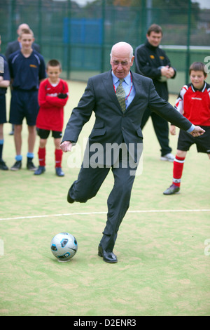 Sir Bobby Charlton apre Wythenshawe la nuova scuola Manchester centro aziendale. Foto Stock