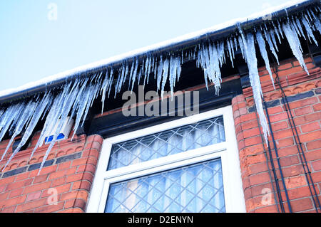 Kirkby-In-Ashfield, Notts, Regno Unito. Il 22 gennaio 2013. Ghiaccioli pendono dai tetti come una lieve disgelo comincia. Foto Stock