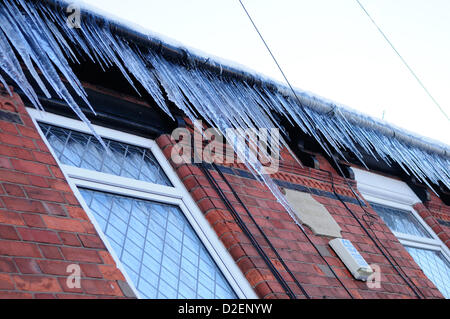 Kirkby-In-Ashfield, Notts, Regno Unito. Il 22 gennaio 2013. Ghiaccioli pendono dai tetti come una lieve disgelo comincia. Foto Stock