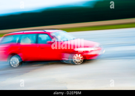 Un immagine astratta del conducente ubriaco guida auto rossa Foto Stock