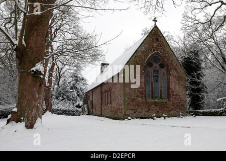 Santa Maria la Chiesa nel villaggio di Longnor,Shropshire visto qui in scena invernale. Foto Stock