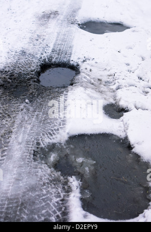 Buche in una coperta di neve strada in inverno Foto Stock