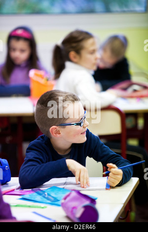 Reportage in Les Hélices Vertes scuola primaria in Cerny, Francia. Anno 2 Anno 3 multi-livello di classe. Foto Stock