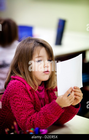 Reportage in Les Hélices Vertes scuola primaria in Cerny, Francia. Anno 2 Anno 3 multi-livello di classe. Foto Stock