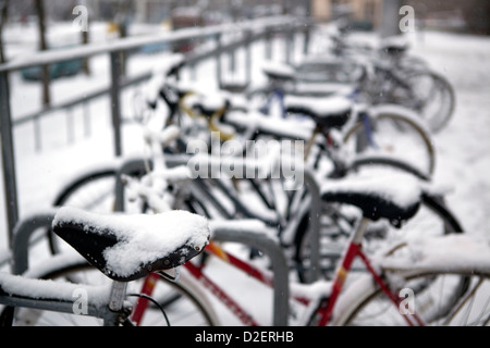 Neve sulla bici, inverno a Bloomsbury, London, Regno Unito Foto Stock