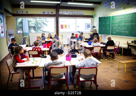 Reportage in Les Hélices Vertes scuola primaria in Cerny, Francia. Anno 2 Anno 3 multi-livello di classe. Foto Stock