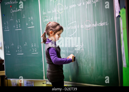 Reportage in Les Hélices Vertes scuola primaria in Cerny, Francia. Anno 2 Anno 3 multi-livello di classe. Foto Stock