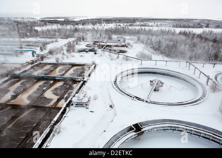 Vista aerea di impianto di trattamento delle acque reflue con evaporazione nella stagione invernale Foto Stock