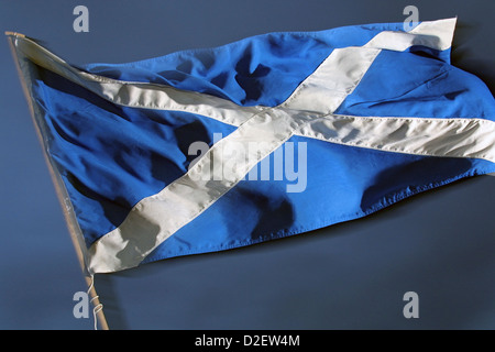 Il St Andrews Cross, la bandiera nazionale di Scozia, visto contro un cielo scuro Foto Stock