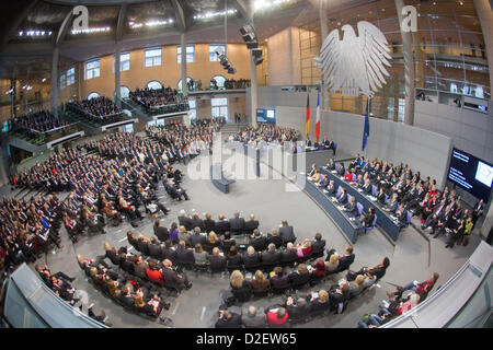 Presidente del Bundestag tedesco Norbert Lammert parla tedesco e francese i parlamentari nel Bundestag tedesco a Berlino, Germania, 22 gennaio 2013. Essi sono riuniti per la celebrazione del cinquantesimo anniversario della firma del Trattato di Elysee il 22 gennaio 1963. Foto: MICHAEL KAPPELER Foto Stock