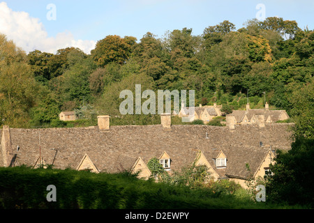 Arlington Row cottages tetti Bibury Gloucestershire England Regno Unito Foto Stock