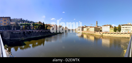 180° vista panoramica del famoso Ponte Vecchio e dal fiume Arno in Firenze e Toscana Foto Stock