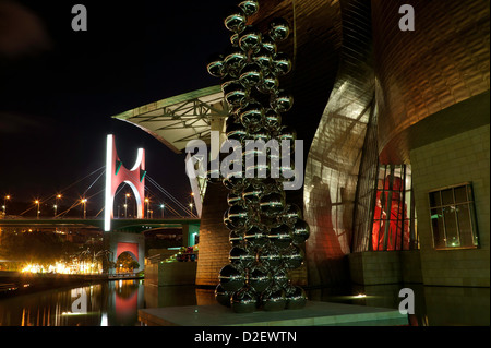 Anish Kapoor la scultura, alti alberi e l'occhio, fuori trhe Museo Guggenheim, Bilbao Foto Stock